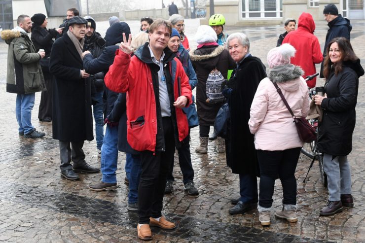 Ärzte und Privatleute klagen / Demo-Organisator Peter Freitag und Virologe Claude Muller müssen sich vor Gericht erklären