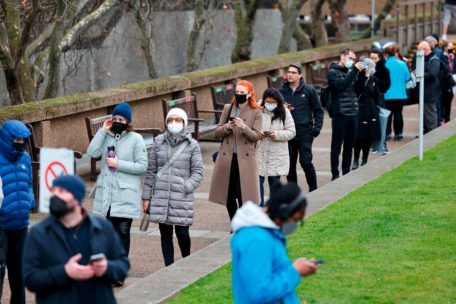 Forscher warnen, Staaten verschärfen Maßnahmen / Großbritannien meldet ersten Todesfall durch Omikron-Variante