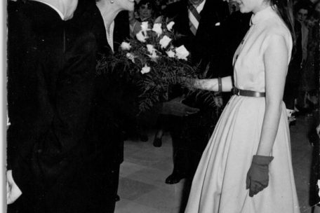 Einweihung am 24. April 1954: Die Schülerin Sylvie Schroeder überreicht Grande-Duchesse Charlotte unter den Augen von Bürgermeister Antoine Krier (M.) einen Blumenstrauß