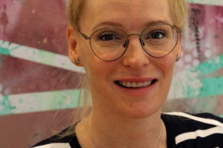 Augenoptiker-Meisterin Cindy Denuit hält für ihre Kunden ein breit gefächertes Angebot an Lesehilfen bereit