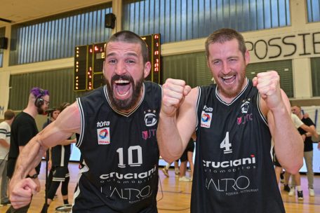 Mit einem letzten Meistertitel verabschiedeten sich Frank Muller (l.) und Tom Schumacher (r.) in die Basketball-Rente