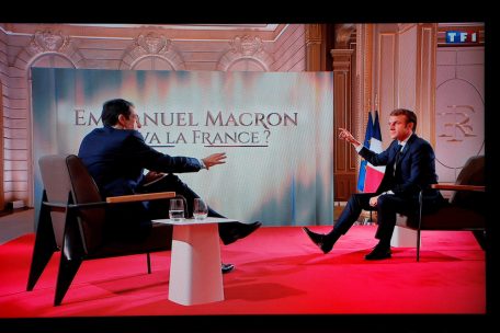 „Macron réinvente l’interview Potemkine“ / Pour l’opposition en France, l’interview du président pose un problème de principe