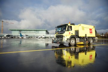 Flughafen Findel / Enteisungsflüssigkeit Glykol wird von „Sweepern“ aufgesaugt und zwischengelagert