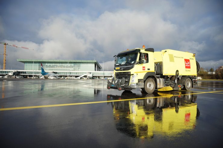 Flughafen Findel / Enteisungsflüssigkeit Glykol wird von „Sweepern“ aufgesaugt und zwischengelagert