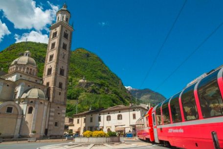 Der Bernina Express führt durch malerische Orte