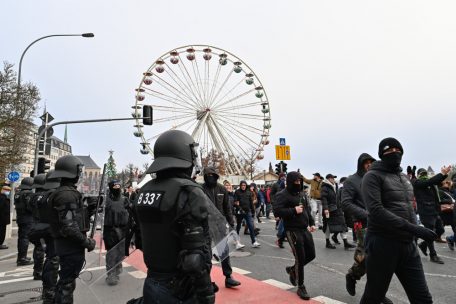 Die Protestler ziehen auch am Weihnachtsmarkt bei der „Gëlle Fra“ vorbei