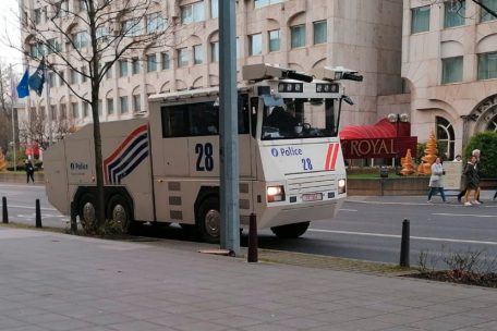 Ein Wasserwerfer der belgischen Polizei steht auf dem Boulevard Royal bereit – dieses Mal kam er im Gegensatz zum vergangenen Wochenende nicht zum Einsatz