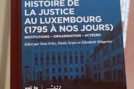 Ab heute (Mittwoch) ist das gut 450 Seiten dicke Werk zum Preis von knapp 50 Euro im Buchhandel erhältlich