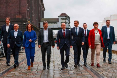 Am 24. November einigten sich die SPD, die Grünen und die FDP auf einen Koalitionsvertrag: Der Weg für die erste Drei-Parteien-Bundesregierung in Deutschland war frei 