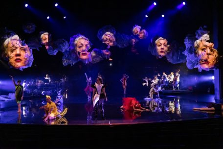 D’Madamm Malfi verfollegt hir Stéifkanner bis an den déiwe Bësch eran