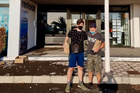 Michael (rechts) und Daniel Nguyen vor der Firma „La Palma 24“ bevor die Lava kam