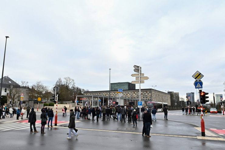 Ausgedünnte Reihen / Knapp 50 Menschen demonstrieren auf dem Glacis am ersten Weihnachtstag