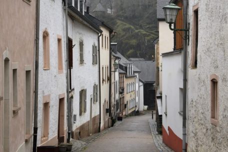 „Seit dem Mittelalter haben sich die Gassen des Dorfes kaum verändert und laden zu einer Zeitreise ein“, heißt es in einem Artikel über Esch/Sauer, der kürzlich vom Reisemagazin „Geo“ veröffentlicht wurde