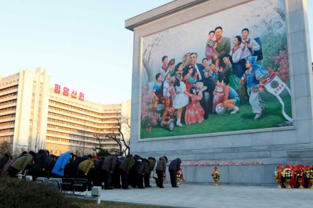Nordkoreanische Bürger verneigen sich anlässlich des zehnten Todestages von Nordkoreas zweitem Führer Kim Jong-il für eine Schweigeminute