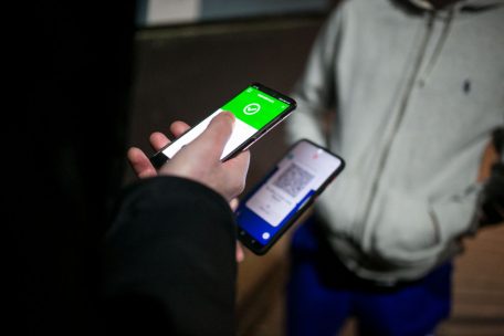 Zutritt zum Nachtleben erhalten nur noch diejenigen, die einen gültigen Impfpass vorzeigen können