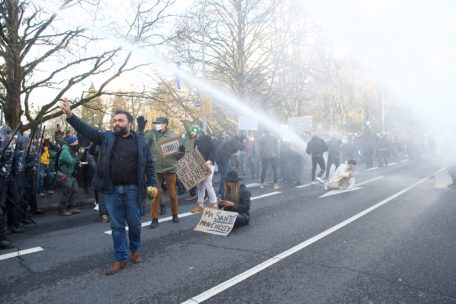 In der Vorweihnachtszeit eskalieren die Proteste der Impfgegner. Die Polizei setzt Wasserwerfer ein.