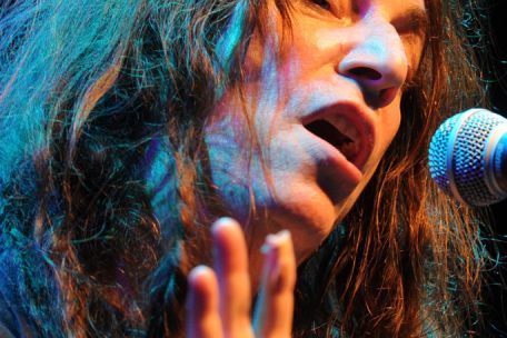 Smith ist auch in Luxemburg ein gern gesehener Gast, wie etwa im Juli 2012 in der Rockhal (Foto) oder im August 2014 in Befort