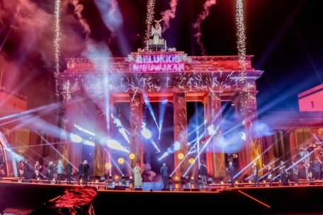 Feuerwerk wird zu Neujahr bei der ZDF-Silvestershow „Willkommen 2021“ am Brandenburger Tor gezündet.