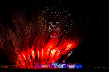 Feuerwerkskörper erhellen den Nachthimmel und bilden ein Lichtspiel. Das normale Silvesterfeuerwerk in London wurde wegen der Corona-Pandemie abgesagt.
