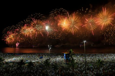 Feuerwerkskörper explodieren über dem Copacabana-Strand während der Neujahrsfeierlichkeiten in Rio de Janeiro, Brasilien.