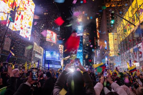 Feiernde auf dem Times Square in New York am frühen Samstag während der Silvesterfeierlichkeiten.