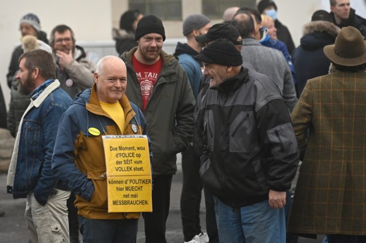 Sie schwurbeln weiter / Etwa 100 Menschen protestierten an Neujahr am Glacis gegen die Corona-Maßnahmen