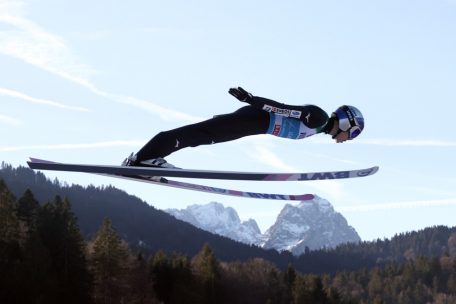 Skispringen / Vierschanzentournee: Kobayashi fliegt wieder Richtung Grand Slam