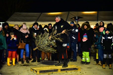 In Niederkorn findet der Wettkampf im Weihnachtsbaumwerfen normalerweise während des Burgbrennens statt – hier einige Teilnehmer und Zuschauer im Jahr 2018
