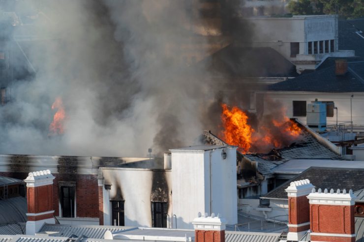 Brand wütet weiter / Südafrikanisches Parlament durch Feuer komplett zerstört