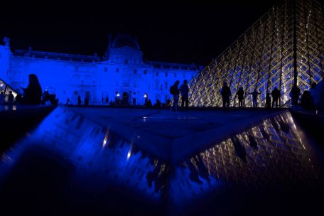 In Paris wurden die Sehenswürdigkeiten zum Auftakt der EU-Ratspräsidentschaft alle blau angestrahlt