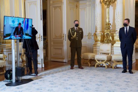 Aufgrund seiner Corona-Infektion wurde Großherzog Henri per Video aus Colmar-Berg zugeschaltet<br />
