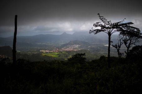 Eine Aufnahme von den Hängen des Vulkans La Montagne Pelee zeigt einen Überblick über Le Morne-Rouge auf der französischen Karibikinsel Martinique