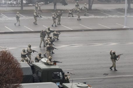 Nicht mit Knüppel und Schild, sondern mit Sturmgewehren gingen am Mittwoch kasachische Sicherheitskräfte gegen Demonstranten in den Straßen der Hauptstadt Almaty vor