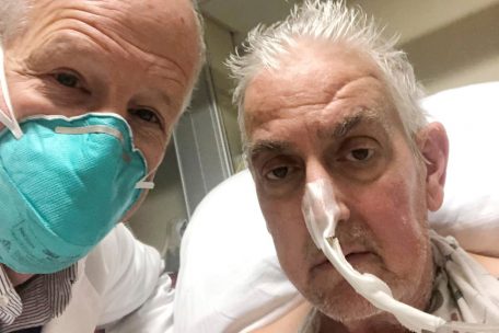 Dr. Bartley Griffith (links) macht ein Selfie mit dem Patienten David Bennett. Wie das Krankenhaus mitteilt, geht es Bennett drei Tage nach der höchst experimentellen Operation gut.