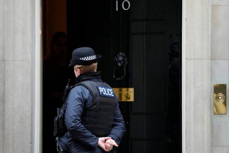 Ein Polizist steht vor der Downing Street 10: Inzwischen interessiert sich auch Scotland Yard für die Party des Premiers
