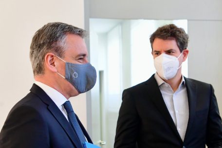 Bildungsminister Claude Meisch und sein Erster Berater Lex Folscheid auf einer Pressekonferenz vor knapp einem Jahr