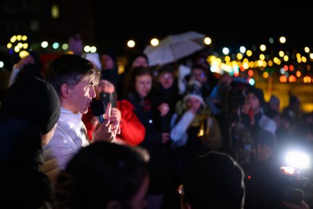 Der Arzt Benoît Ochs spricht vor der Philharmonie bei der „Marche blanche“