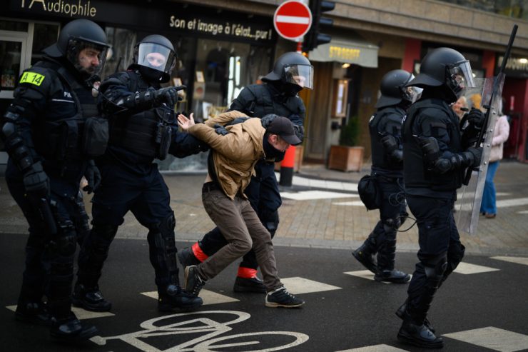 Covid-Demo / Luxemburger Polizei greift durch: 30 Festnahmen und hunderte Identitätskontrollen
