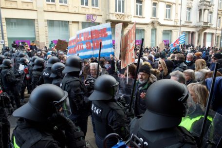 Die Stimmung im abgesperrten Bereich war entsprechend aufgeheizt. Demonstranten versuchten, die Absperrung der Polizisten zu &uuml;berwinden. Dabei wurden Beteiligte zum Teil auch mit k&ouml;rperlichem Einsatz zur&uuml;ckgedr&auml;ngt.