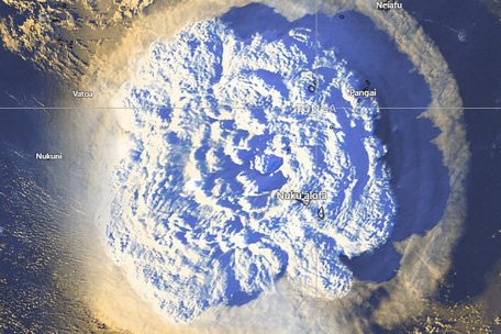 Südsee / Ausbruch von Untersee-Vulkan bei Tonga löst Tsunami aus – Experten warnen vor weiterer Aktivität