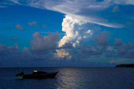 Dieses Foto vom 21. Dezember 2021 zeigt bereits die Aktivitäten des Vulkans