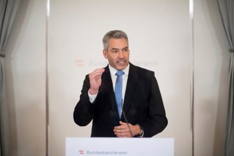 Österreich / Breite Mehrheit für Impfpflicht – Polizei kann bei normalen Verkehrskontrollen Impfstatus abfragen 