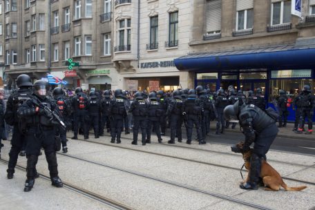 Die Geschäfte zwischen Bahnhof und Pariser Platz waren für die Dauer der Proteste nicht zugänglich