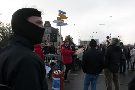 Am Glacis hatten sich kaum 50 Teilnehmer eingefunden, die allerdings friedlich protestierten