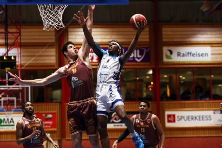 Lou Demuth (in Rot) muss sich auch immer wieder gegen den gegnerischen Profispieler behaupten