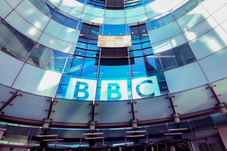 Schwere Krise für die BBC / Frontalangriff von Johnsons Regierung auf eine fast 100 Jahre alte britische Ikone