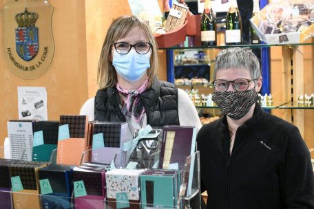 Valérie und Angela, Angestellte bei Namur, erfuhren einige Details von ihren Kolleginnen 