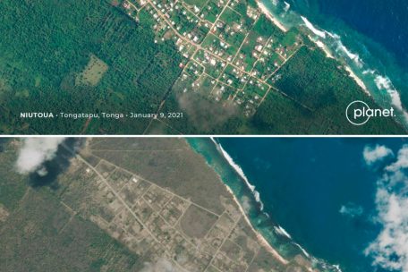 Luftaufnahmen des Dorfes Niutoua: Oben vor dem Vulkanausbruch, unten das aschenbedeckte Dorf nach dem Ausbruch