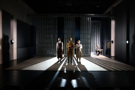 La scénographie, tout en barreaux coulissants, est réussie