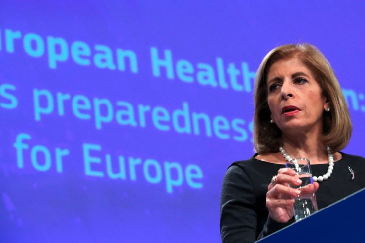 Gespräch / EU-Gesundheitskommissarin zurückhaltend gegenüber Impfpflicht